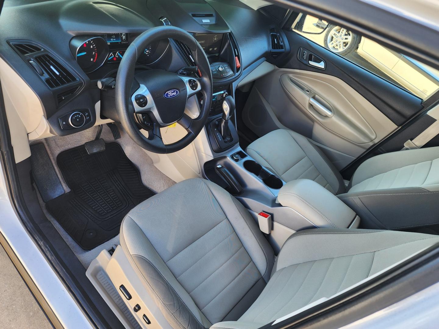 2015 WHITE Ford Escape SE (1FMCU9GX4FU) with an 1.6L L4 DOHC 16V engine, 6-Speed Automatic transmission, located at 2660 S.Garland Avenue, Garland, TX, 75041, (469) 298-3118, 32.885551, -96.655602 - Welcome to DallasAutos4Less, one of the Premier BUY HERE PAY HERE Dealers in the North Dallas Area. We specialize in financing to people with NO CREDIT or BAD CREDIT. We need proof of income, proof of residence, and a ID. Come buy your new car from us today!! This is a Super Clean 2015 FORD ESCAP - Photo#11